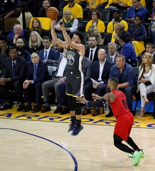 Stephen Curry anotó 37 puntos en la victoria de los Warriors 114-111 sobre Trail Blazers, por lo que se pusieron arriba 2-0 en la serie. (AP)