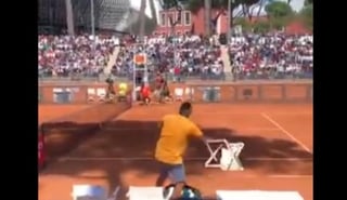 El tenista australiano Nick Kyrgios fue descalificado del Masters 1000 de Roma por aventar una silla a la cancha. (ESPECIAL)