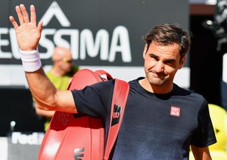 Una lesión en la pierna derecha obligó al tenista suizo Roger Federer a retirarse del Masters 1000 de Roma antes de su juego de cuartos de final. (EFE)