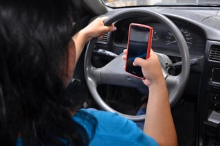 Se pidió a los agentes de tránsito que lleven una bitácora de la cantidad de accidentes provocados directamente por el uso del celular, para establecer otro tipo de medidas. (ARCHIVO)