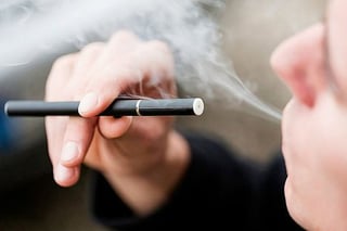 Muchos jóvenes optan por el cigarro electrónico, que también resulta muy dañino para el organismo.