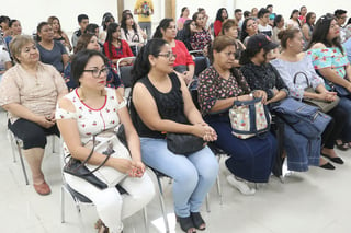 Madres de familia asistieron durante el viernes al DIF Torreón para presenciar la premiación del concurso 'Carta a mi Madre'.