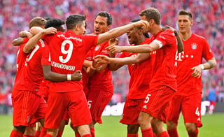 Bayern Munich arrasó a Eintracht Frankfurt por 5-1 para sumar su séptimo título consecutivo, en partido que cerró la actividad de la Bundesliga, disputado en el estadio Alianz Arena. (EFE)