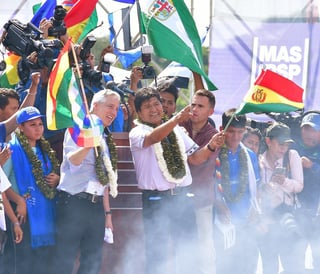El presidente de Bolivia, Evo Morales, comenzó este sábado su campaña electoral de cara a los comicios nacionales de octubre ante una gran concentración de seguidores, en el aeropuerto de Chimoré, sitio en el que hace unos años operaba una base militar estadounidense. (EFE)