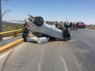 Una mujer resultó lesionada luego de que el vehículo en el que viajaba sufrió una aparatosa volcadura sobre la carretera Torreón-Matamoros, en la parte alta del puente vehicular San Miguel. (EL SIGLO DE TORREÓN)