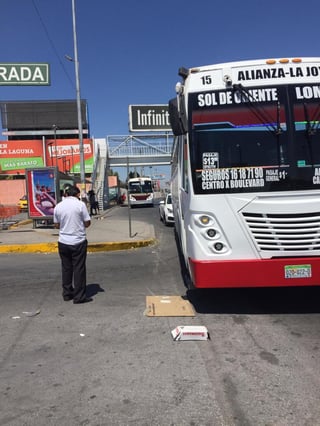 Una mujer resultó lesionada luego de caer de un autobús de pasajeros a las afueras de un centro comercial de la cuidad de Torreón. (EL SIGLO DE TORREÓN)