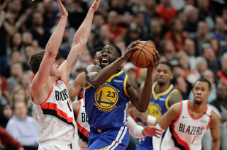 Draymond Green (c) metió 20 puntos, bajó 13 rebotes y repartió 12 asistencias, en la victoria de los Warriors 110-99 sobre Trail Blazers. (AP)