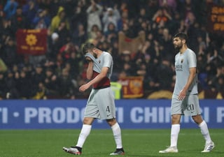 Los jugadores de la Roma se lamentan tras no pasar del empate en su visita al Sassuolo. (EFE)
