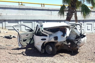 A pesar de que el vehículo terminó destrozado, el conductor del mismo resultó ilesos, según reportaron las autoridades que acudieron. (EL SIGLO DE TORREÓN)