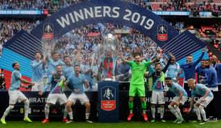 El Manchester City consiguió las tres copas domesticas del año en Inglaterra: la Premier League, la Copa de la Liga y la Copa FA. (ARCHIVO)