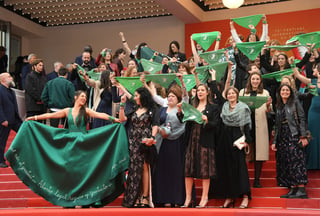 Marea verde. El elenco y el equipo del documental argentino Que sea ley se manifiestan en la alfombra roja de Cannes. (AP)