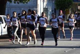 Todo un éxito resultó la prueba atlética en Gómez Palacio, donde decenas de alumnos y exalumnos tomaron la salida. (FOTO DE JESÚS GALINDO)