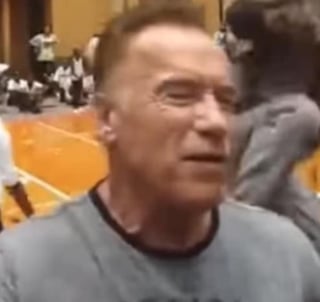 VIDEO: Arnold Schwarzenegger es atacado durante evento deportivo