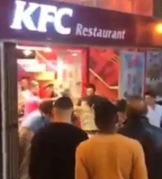 Turistas protagonizan pelea en restaurante de comida rápida