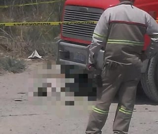 Van dos víctimas mortales del choque entre una motocicleta y un camión repartido de refrescos registrado el pasado jueves 16 de mayo. (ARCHIVO)