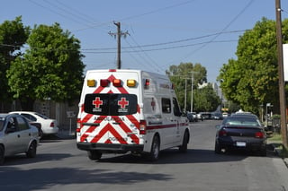 Paramédicos de Cruz Roja acudieron al lugar aunque no hubo necesidad de trasladar a Javier a recibir atención médica. (ARCHIVO)