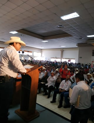 Ayer el sampetrino Natividad Navarro Morales tomó protesta como dirigente estatal de la Confederación Nacional Campesina. (CORTESÍA)