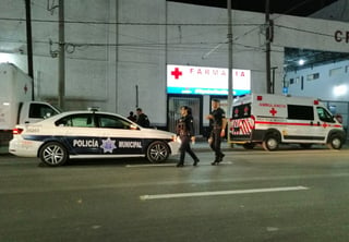 El hombre fue trasladado en una ambulancia al área de urgencias Cruz Roja de Torreón para su atención médica. (EL SIGLO DE TORREÓN)