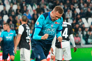 El esloveno Josip Ilicic del Atalanta celebra tras anotar un gol durante el partido contra la Juventus.