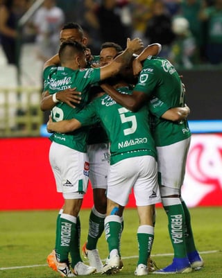 Los jugadores del León se abrazan luego del silbatazo final que los metió a la disputa por el título del torneo Clausura 2019.