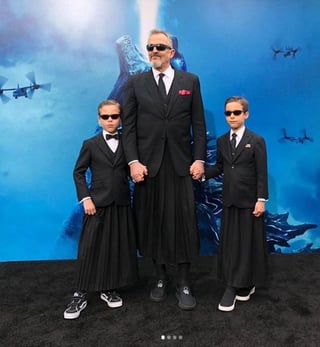 Familia. Miguel Bosé posó junto a sus hijos Tadeo y Diego a su paso en la alfombra roja de Godzilla: King of the Monsters.