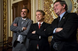 En la imagen aparecen los republicanos Rand Paul (c), Thomas Massie (d) y Justin Amash. (EFE)