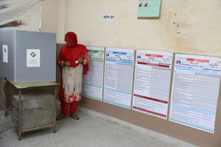 Una mujer en la India sale de las urnas de votación. (EFE)