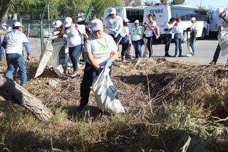 Sampetrinos participan con entusiasmo en campaña nacional de limpieza que organizaron dos empresas reconocidas. (EL SIGLO DE TORREÓN/CLAUDIA LANDEROS)