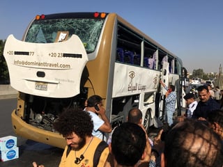 Oficiales de seguridad junto a un autobús turista que fue blanco de un dispositivo explosivo cerca del Gran Museo Egipcio, en Giza. (EFE)
