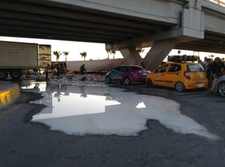 El accidente ocurrió en el cruce del bulevar Ejército Mexicano (periférico) y la carretera Torreón-Matamoros, frente a un conocido centro comercial. (EL SIGLO DE TORREÓN)