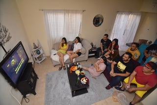 Atentos. En una casa en Gómez, varios fanáticos se dieron cita para ver juntos el desenlace de la serie.