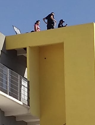 Policías rescatan a menor de edad que pretendía lanzarse de un tercer piso en condominios de Gómez Palacio. (EL SIGLO DE TORREÓN)