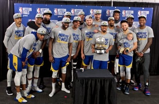 Los jugadores de los Warriors festejan con un nuevo título de la Conferencia Oeste, su quinto consecutivo. (ARCHIVO)