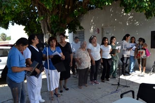 Cantan durante la certificación del Grupo de Ayuda Mutua quienes lo integran.