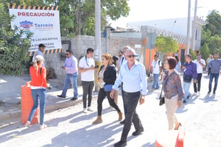 El alcalde de Torreón, Jorge Zermeño recorrió ayer un total de seis obras iniciadas en el presente año. (FERNANDO COMPEÁN)