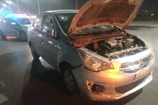 El vehículo responsable del accidente vial es un Nissan March de la base Radio Taxis Amarillos, el cual fue enviado a un corralón. (EL SIGLO DE TORREÓN)