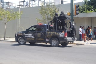 El gobernador del estado de Coahuila, Miguel Riquelme, pidió que ninguna dependencia, sobre todo federales y municipales, caigan en caos y pánico, pues afirma que tienen carreteras seguras.