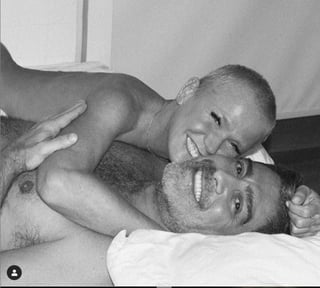 Pareja. Xuxa posa desnuda y en la cama junto a su novio. (ESPECIAL)