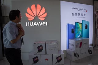 Guerra. El veto de Google y otras tecnológicas estadounidenses a la compañía Huawei podría frustrar la aspiración de la empresa china de convertirse en breve en el mayor fabricante de móviles del mundo, que vende más de siete móviles por segundo. (EFE)