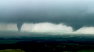 Los especialistas pronosticaron más tornados, junto con granizo y vientos dañinos a medida que las tormentas se mueven hacia el este. (AP)