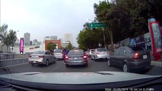 En redes sociales circula un video donde se observa que dos sujetos asaltan en 20 segundos al conductor de un auto de la marca Audi frente al centro comercial Santa Fe. (ESPECIAL)