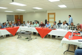 A la reunión acudieron concesionarios y representantes de los Gobiernos municipales involucrados en el proyecto. (FERNANDO COMPEÁN)