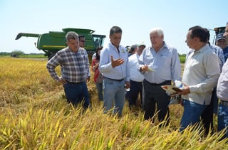 Víctor Villalobos Arámbula, secretario de Agricultura y Desarrollo Rural, se reunió con productores y autoridades de la entidad para impulsar agricultura sustentable e inclusiva. (ARCHIVO)
