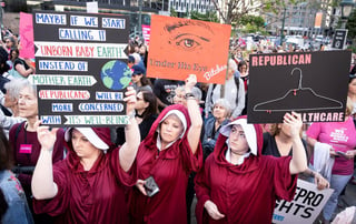 Centenares de neoyorquinos de todas las edades, en su mayoría mujeres, protestaron hoy en la conocida plaza de Foley Square, a pasos de las cortes y del Ayuntamiento, convocados por una coalición de organizaciones. (EFE)
