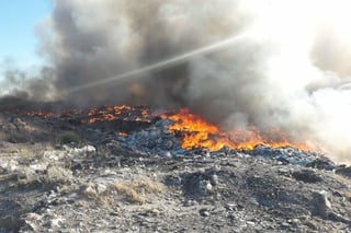Se registró un incendio en el basurero de Francisco I. Madero, el cual fue atendido por bomberos locales y de otros municipios. (EL SIGLO DE TORREÓN)
