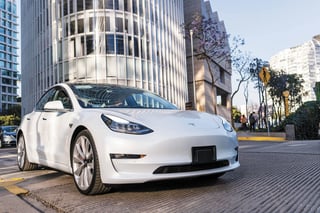 La reducción se anuncia cuando el precio de las acciones de Tesla está bajo presión.