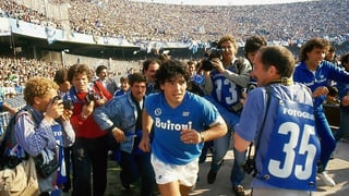 Diego Armando Maradona llegó al Napoli en 1984 proveniente del Barcelona, ganando con los napolitanos dos ligas, una Copa Italia, una Supercopa de Italia y una copa de la UEFA. (AP)