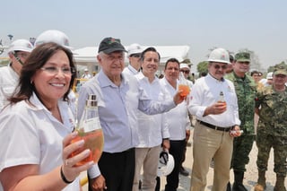 El presidente mexicano Andrés Manuel López Obrador dijo el miércoles que su gobierno respaldará a la petrolera estatal con todo el presupuesto que necesite y exenciones impositivas hasta 2021. (NOTIMEX)
