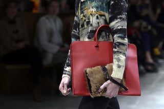 La firma de moda italiana Prada anunció hoy su decisión de no emplear pieles de animales en sus diseños. (ARCHIVO)