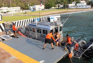 Tras el salvamento, los cinco acapulqueños fueron trasladados vía marítima al muelle de la Octava Región Naval para brindarles atención médica especializada. (ESPECIAL)